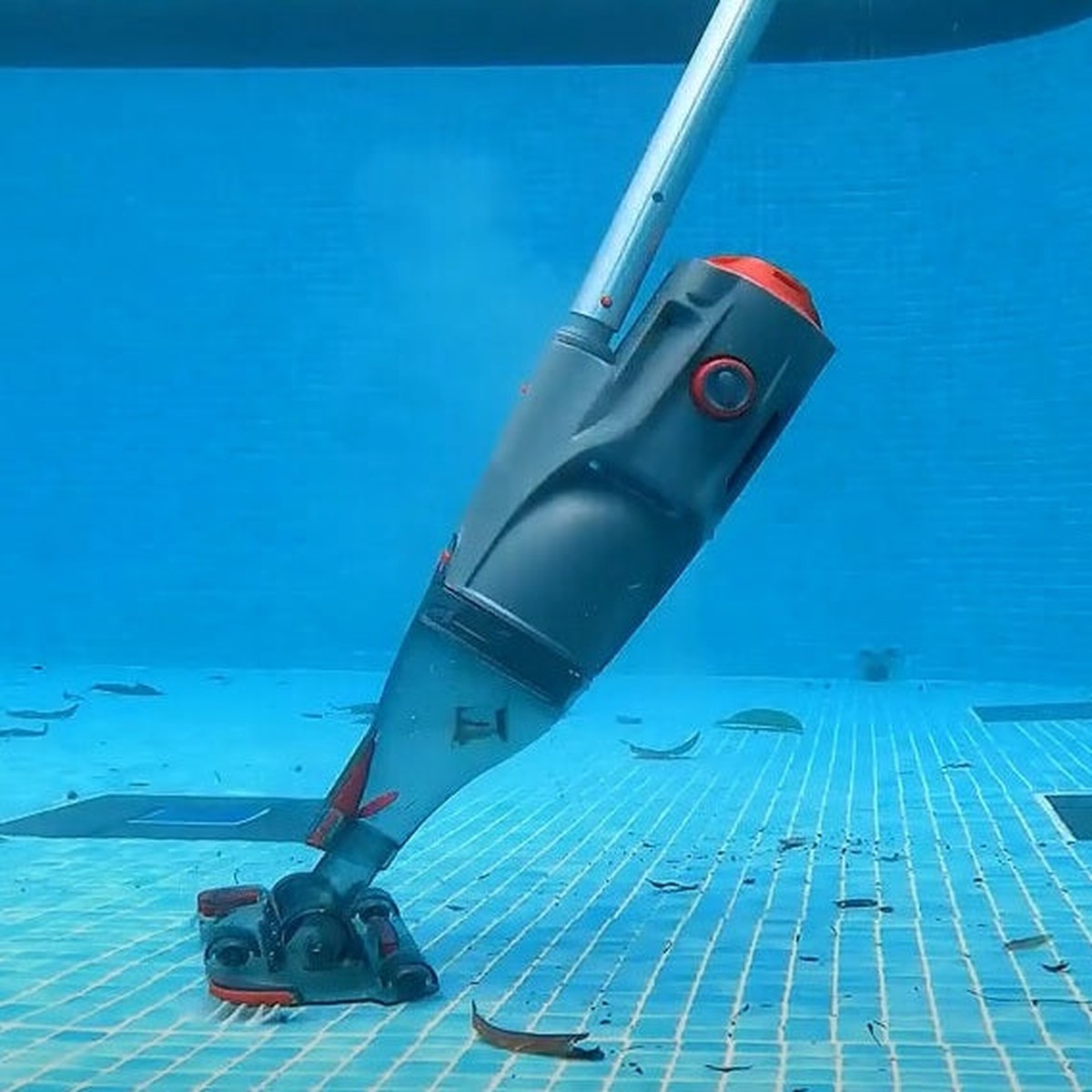 VOLTERA 35 Rechargeable Pool Vacuum